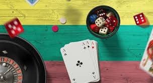 Pengguna smartphone menjelajah sportsbook dan kasino online jinhoki dengan mudah dalam bahasa Indonesia